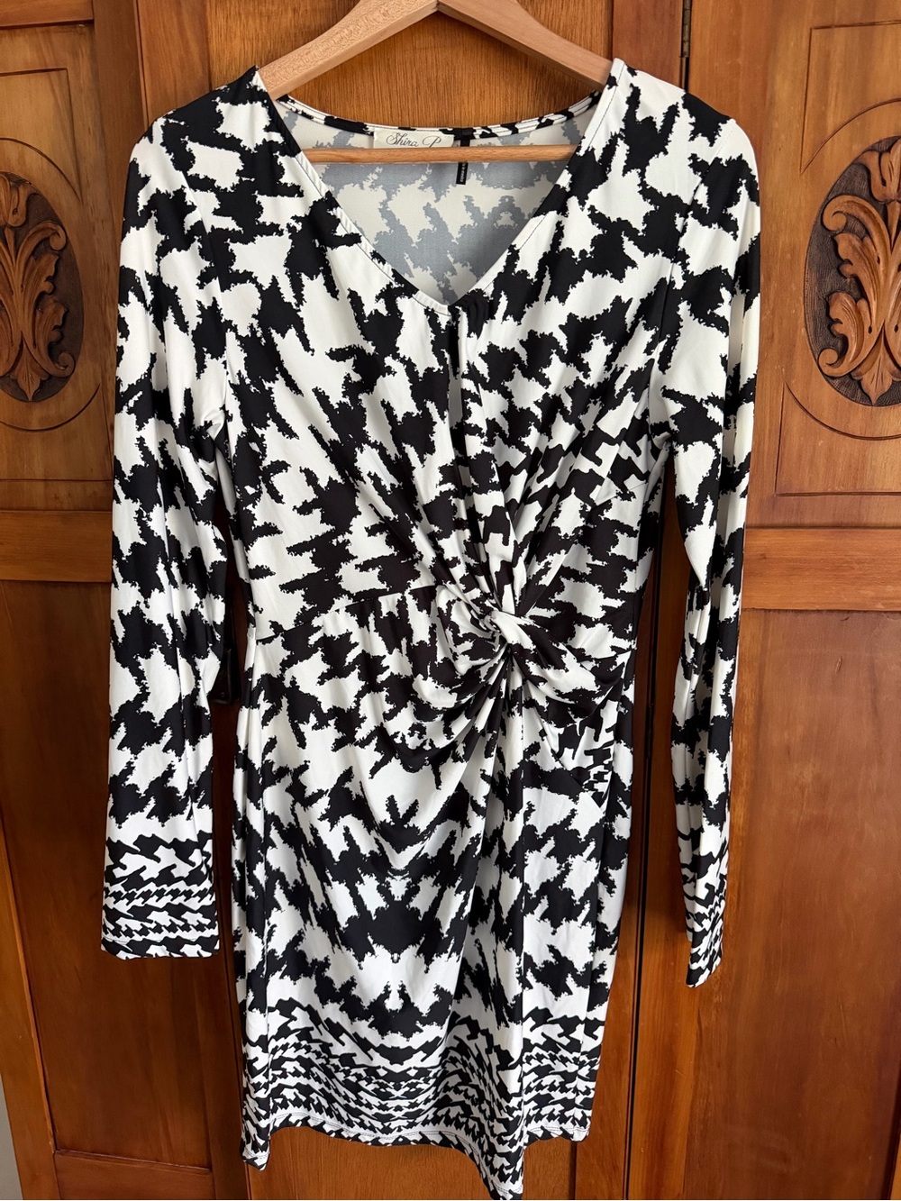 Black & White Houndstooth Pattern Twist-Front Long Sleeve Dress